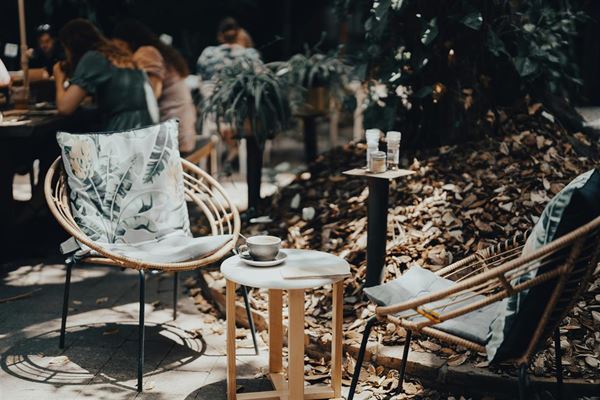 Find det perfekte havebord i træ - rundt til din have