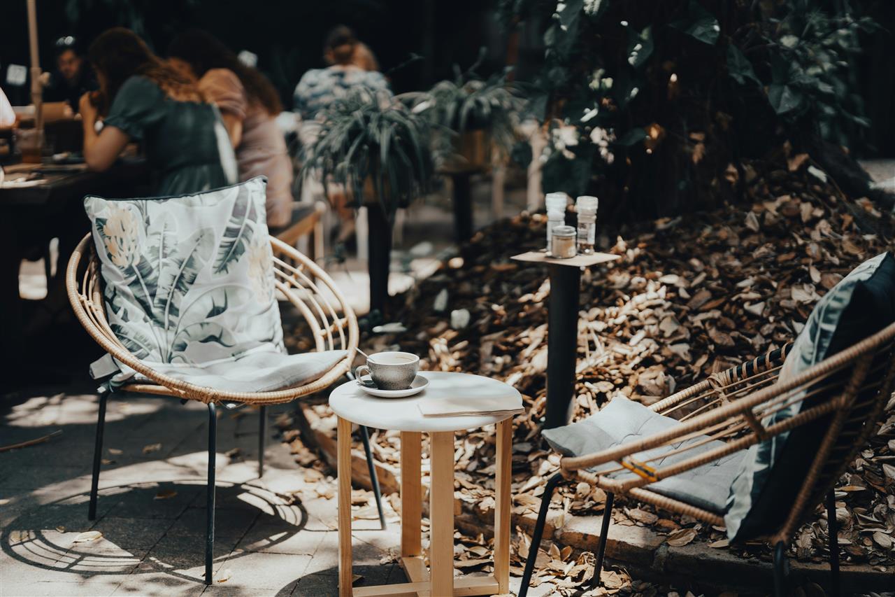 Find det perfekte havebord i træ - rundt til din have