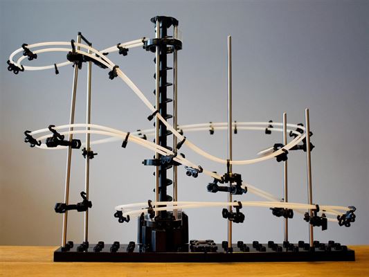 Få mange timers sjov med de mange kuglebaner og kuglebanesæt fra Legebyen.dk