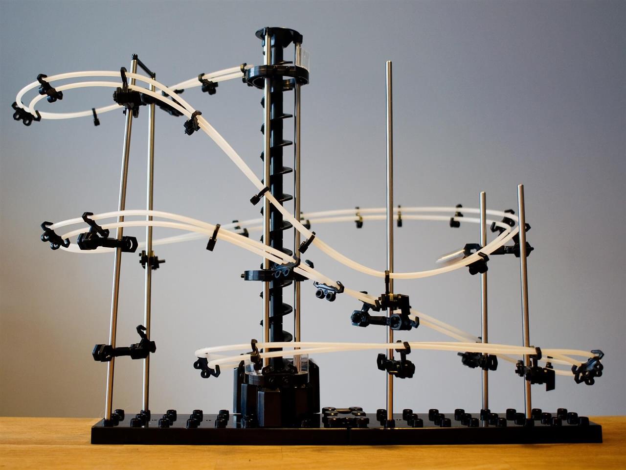 Få mange timers sjov med de mange kuglebaner og kuglebanesæt fra Legebyen.dk